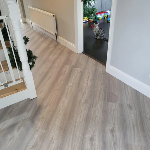 Diagonal vinyl flooring pattern